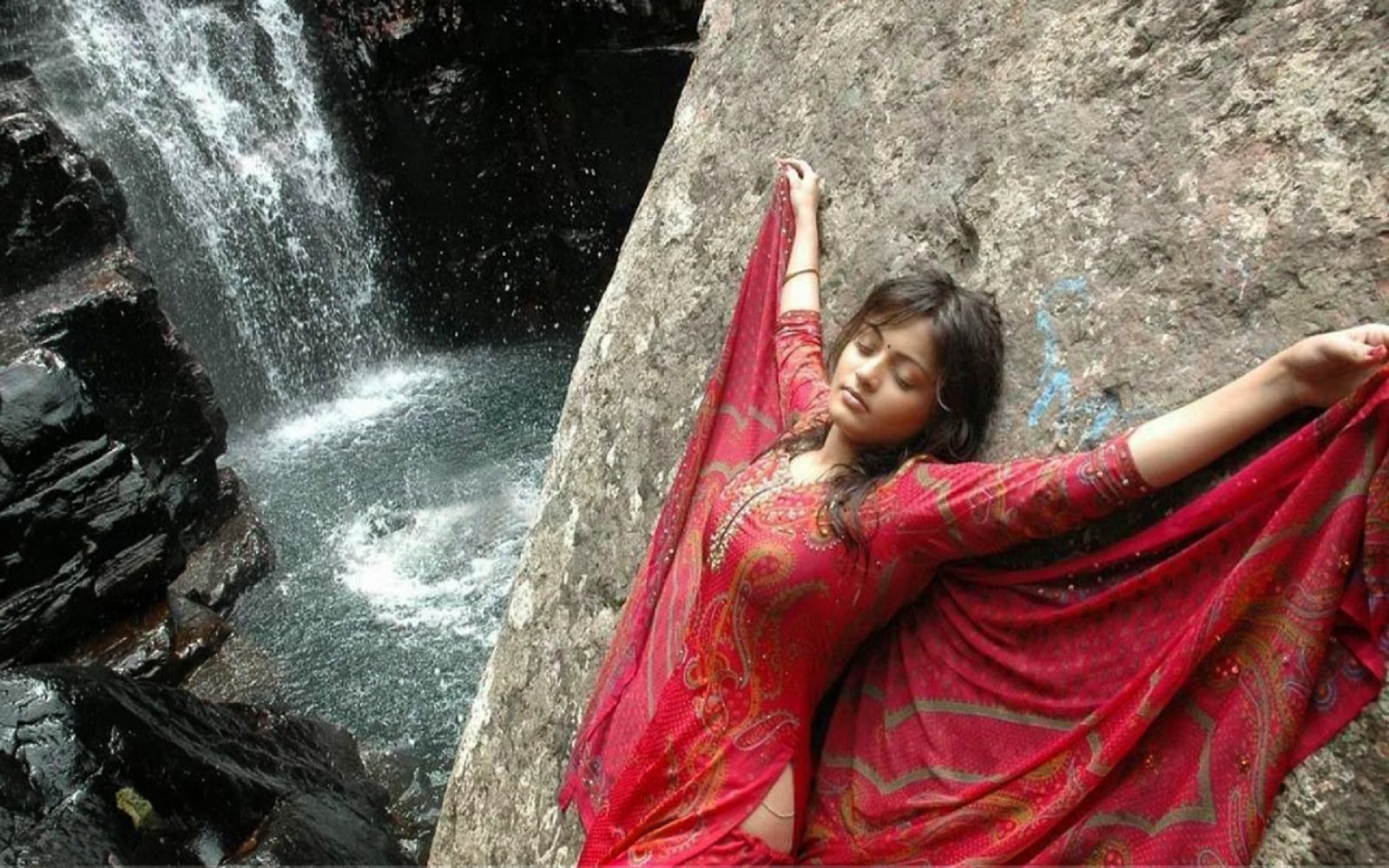 Sneha Ullal Hot Wet - HD Wallpaper 