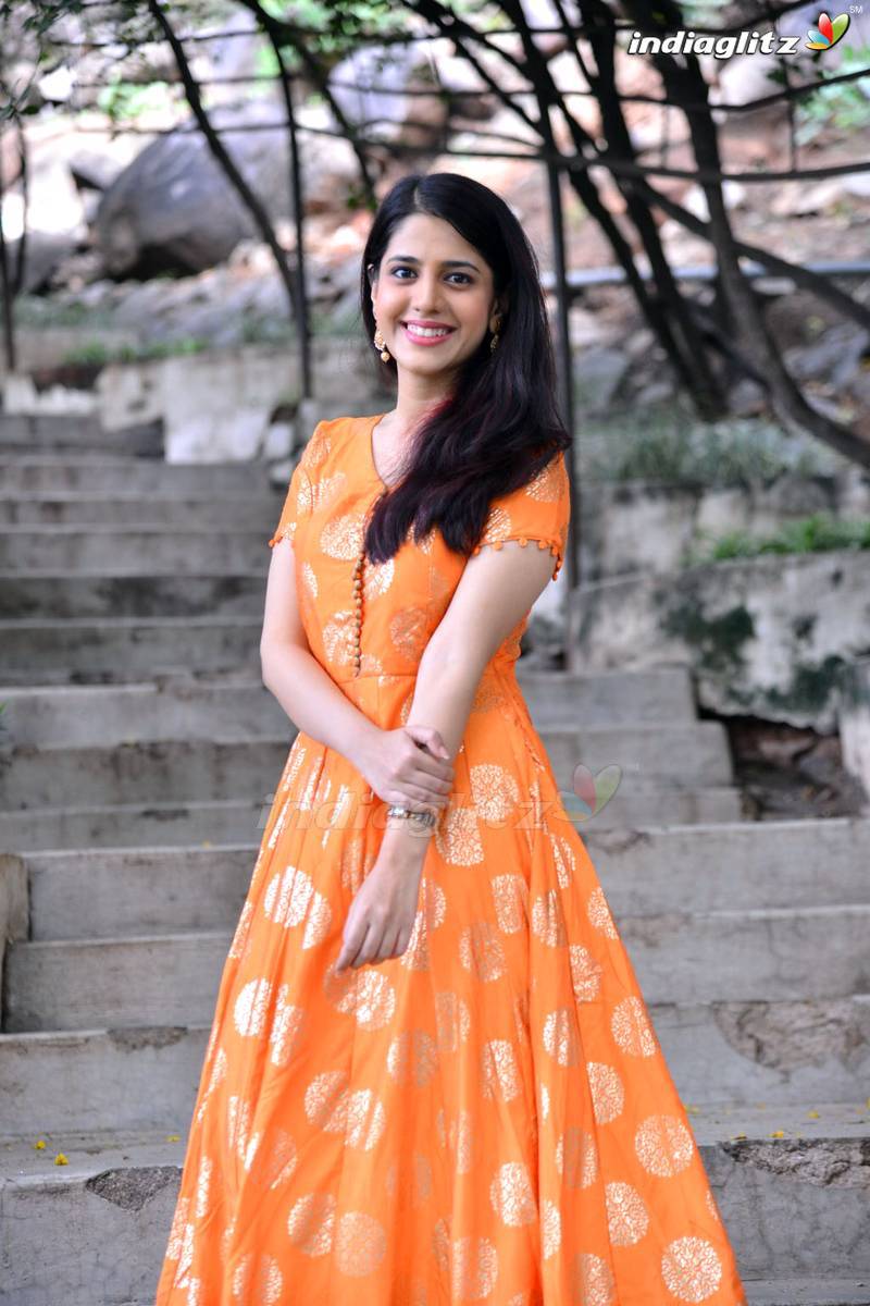 Simran Pareenja - Simran Pareenja Hd - HD Wallpaper 