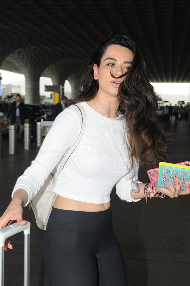 Soundarya Sharma Soundaryasharma - Actresses Soundarya Sharma - HD Wallpaper 