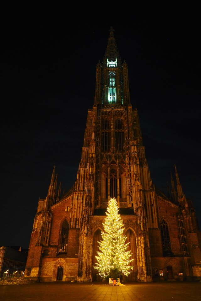 Ulm Cathedral, Ulm, Christmas, Lights, Lighting - Ulmer Münster Weihnachten - HD Wallpaper 