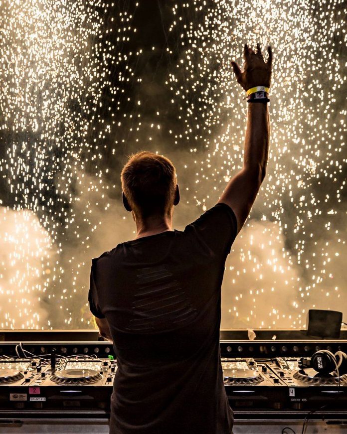 Armin Van Buuren Back - HD Wallpaper 