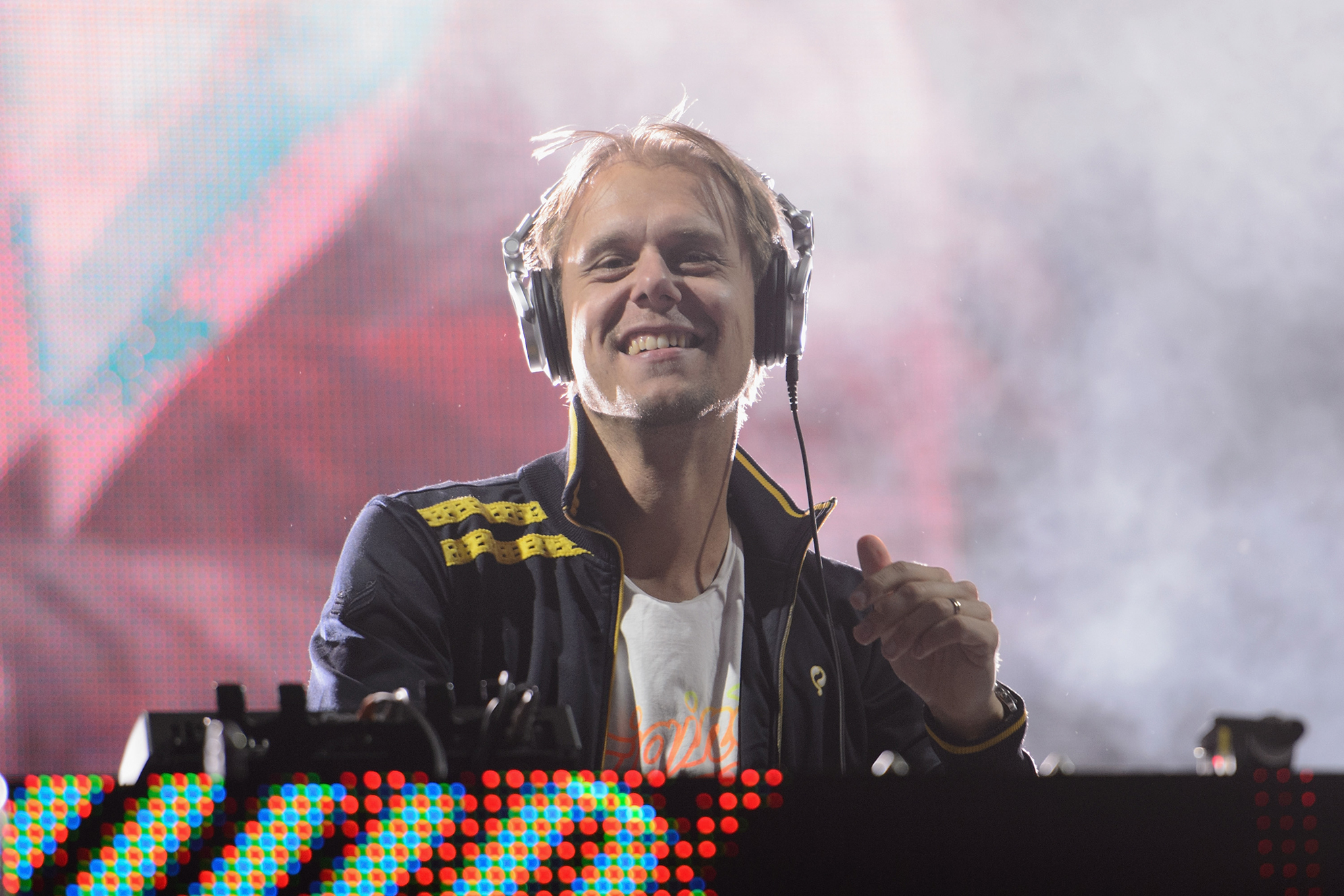 Armin Van Buuren Hd Wallpaper - Hardwell & Armin Van Buuren Dj - HD Wallpaper 