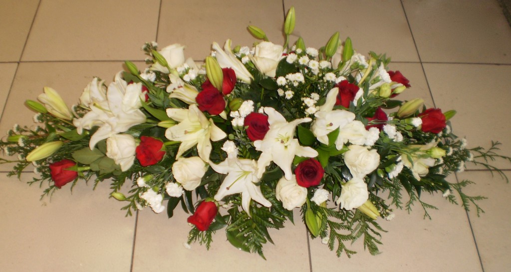 Red And White Flowers Funeral - HD Wallpaper 