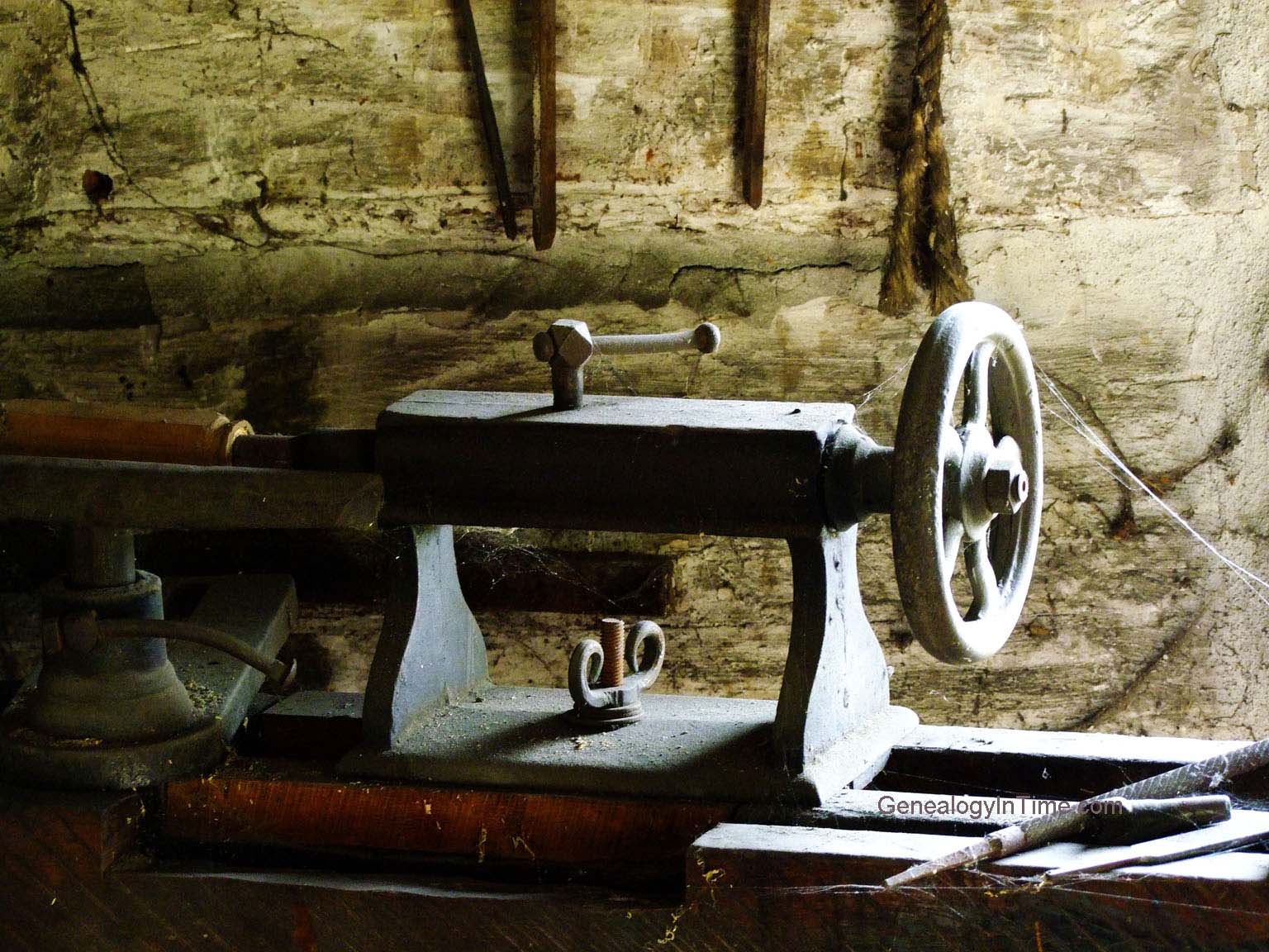 Antique Blacksmith Lathe - Cannon - HD Wallpaper 
