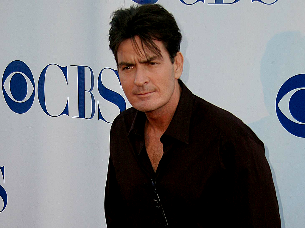 Charlie Sheen - Charlie Sheen Clothing Style - HD Wallpaper 