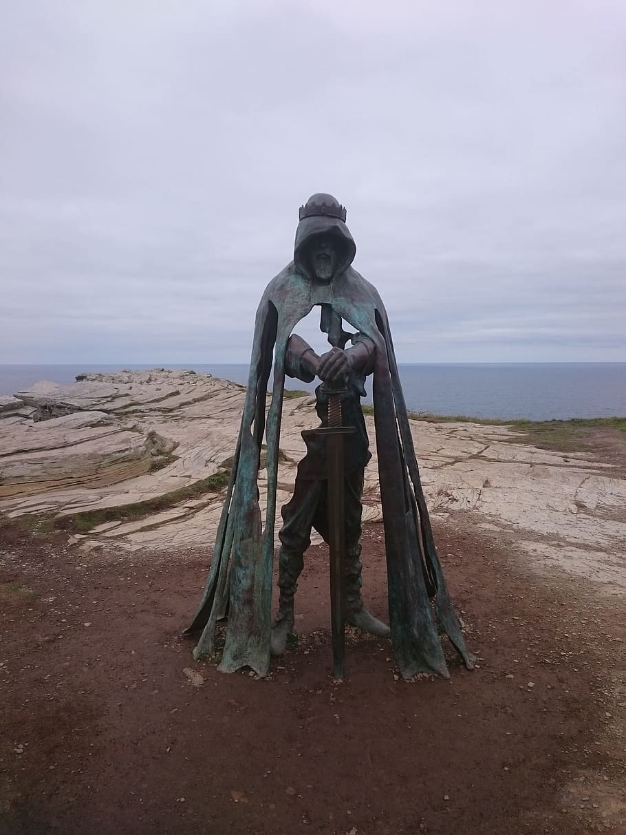 Man In Robe Holding Sword Statue Near Cliff, King Arthur, - Hiệp Sĩ Huyền Thoại - HD Wallpaper 