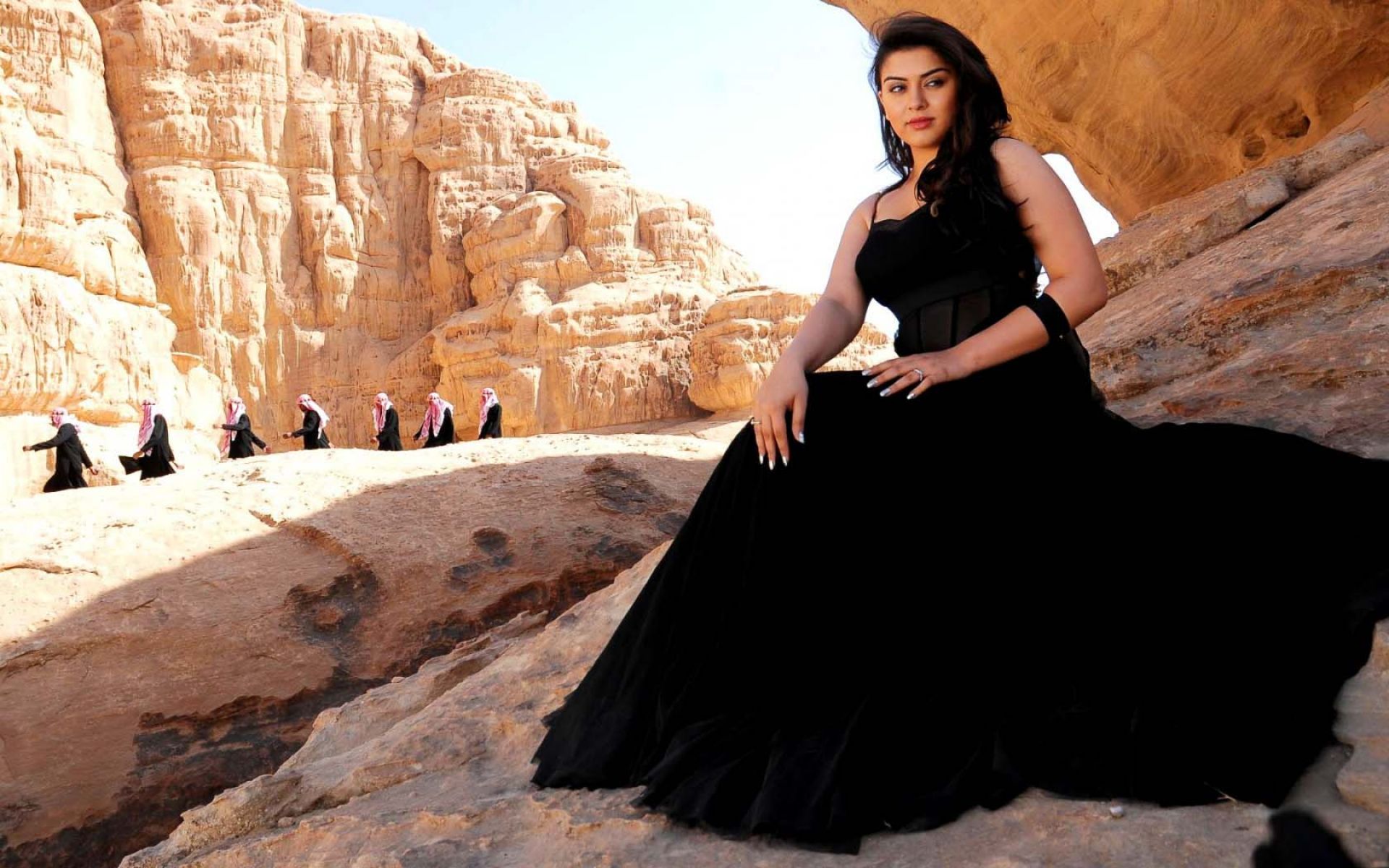 Amazing Hot Hansika Motwani In Black Wallpaper - Oru Kal Oru Kannadi Azhage Azhage - HD Wallpaper 