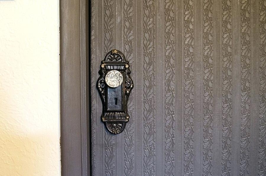 Wallpaper Closet Door Closet Door Makeover Wallpaper - Home Door - HD Wallpaper 