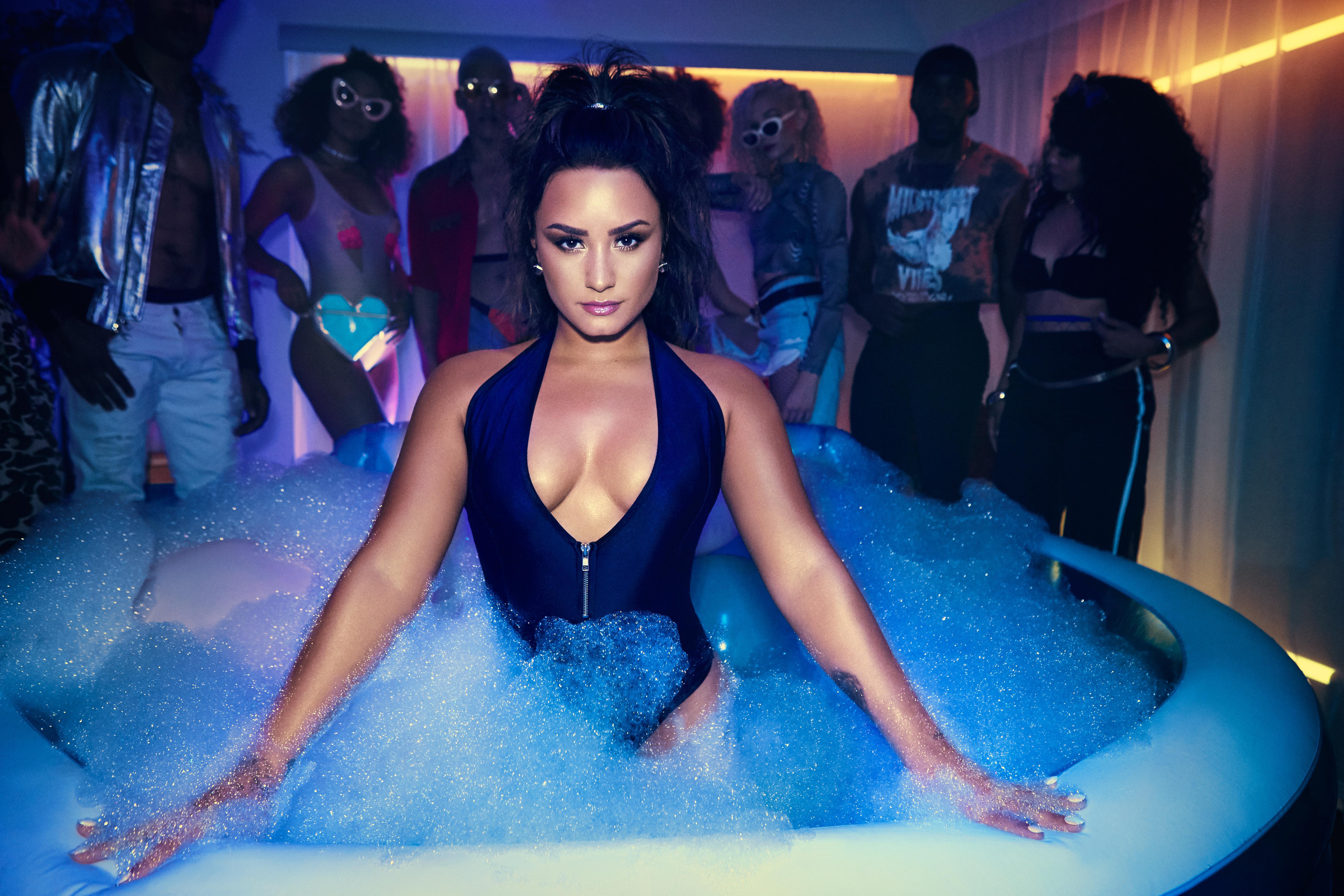 Demi Sorry Not Sorry - HD Wallpaper 