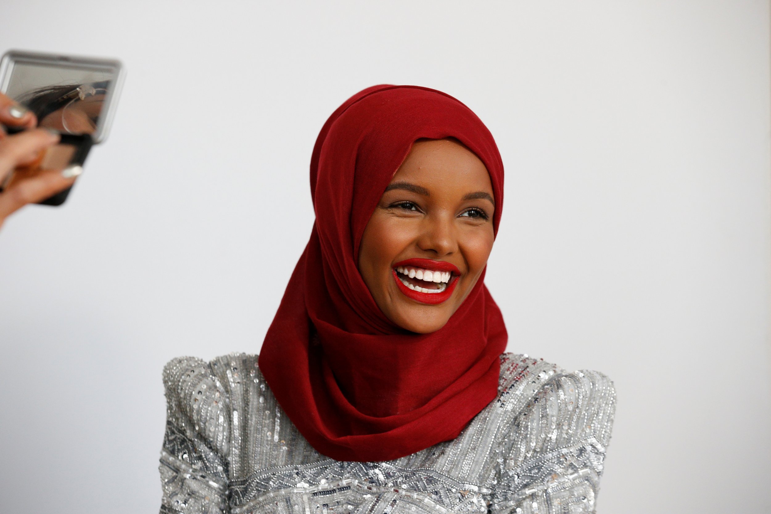 2 9 Halima Aden - Halima Aden Smile - HD Wallpaper 