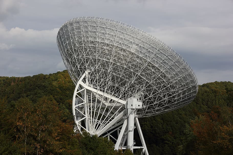 White And Grey Satellite Surrounded By Trees At Daytime, - Antena Satelitarna Duza - HD Wallpaper 