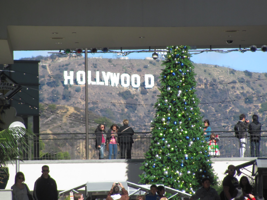 Tourists Taking Photos Of Hollywood Sign From Hollywood - Hollywood Sign - HD Wallpaper 