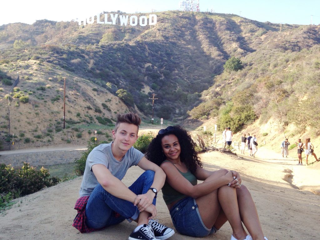 People At Hollywood Sign - HD Wallpaper 