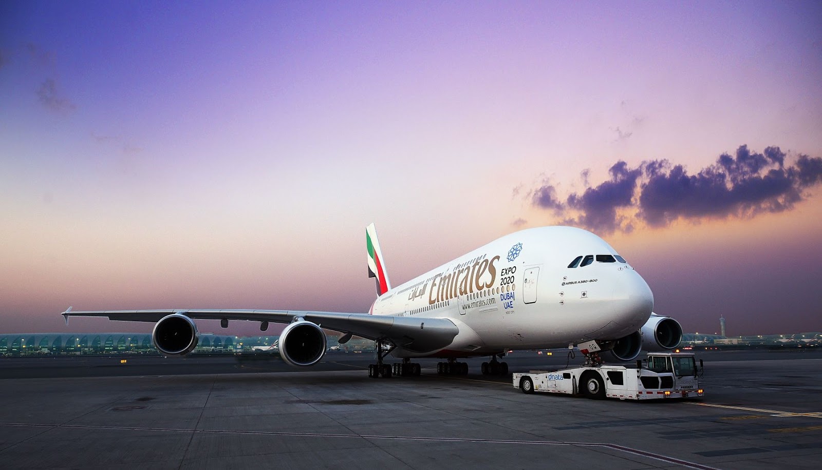Emirates A380 Is Being Towed - A380 Emirates In Dubai International Airport - HD Wallpaper 