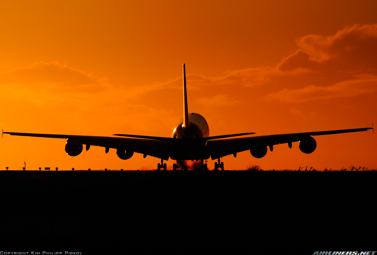 Airbus A380 Night Landing - HD Wallpaper 