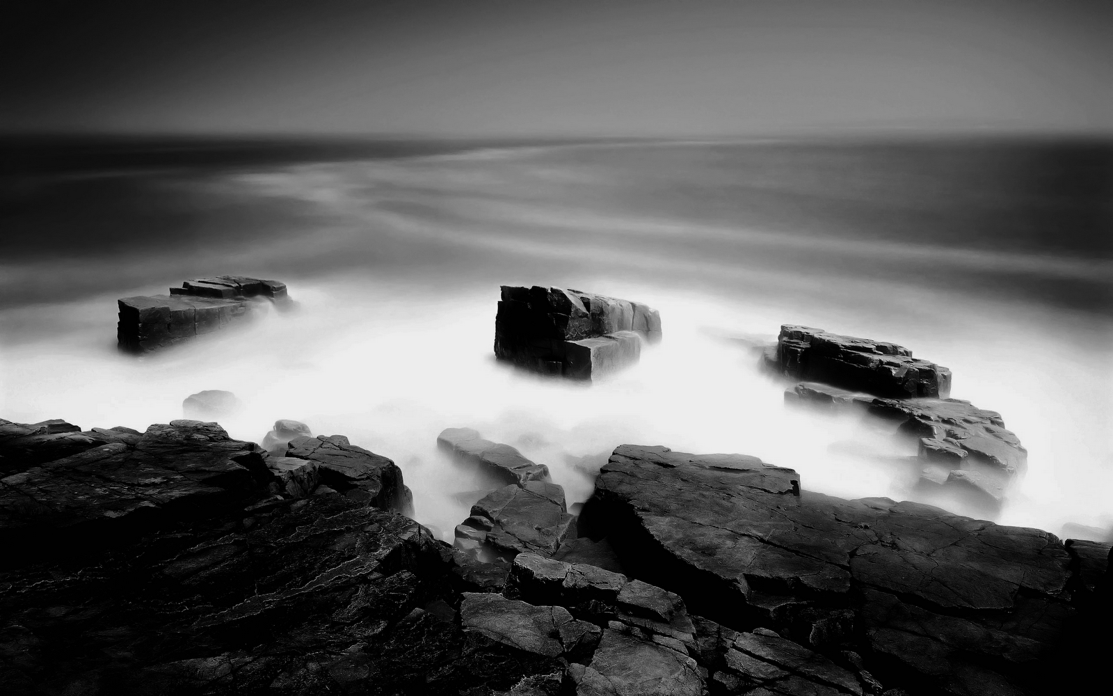 Macbook Black And White Backgrounds - HD Wallpaper 