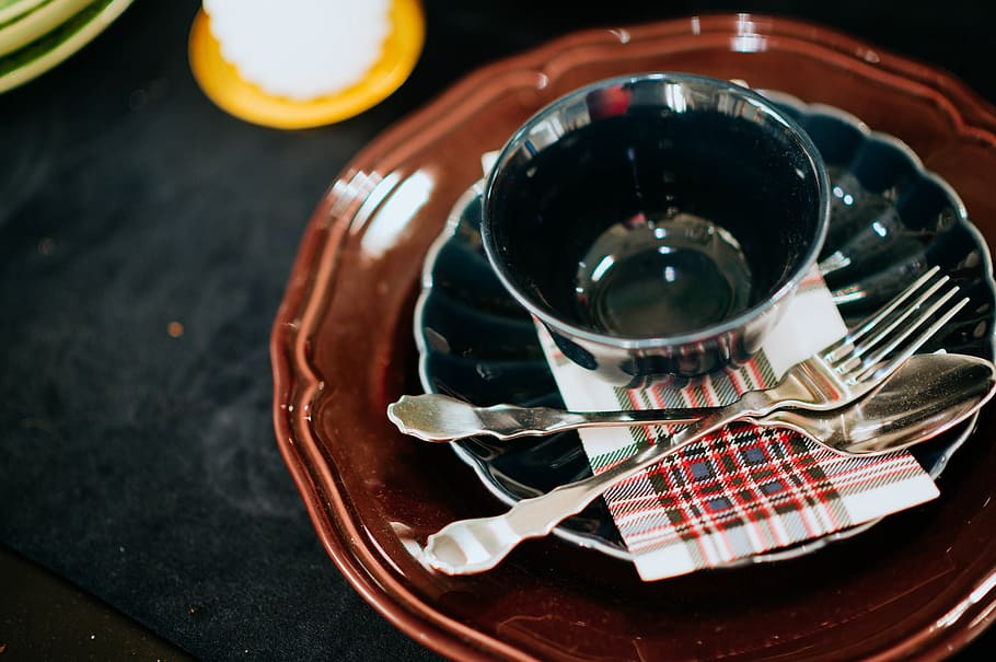Fork And Spoon Near Empty Mug On Plate, Pottery, Saucer, - Plate With Spoon And Fork - HD Wallpaper 