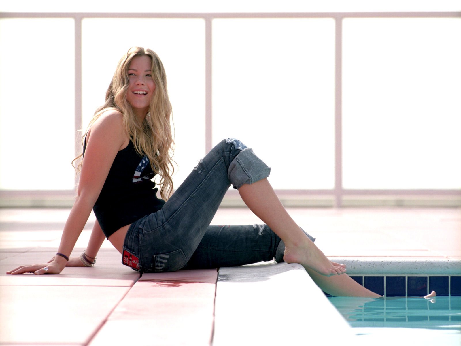 Bare Feet Tight Jeans - HD Wallpaper 