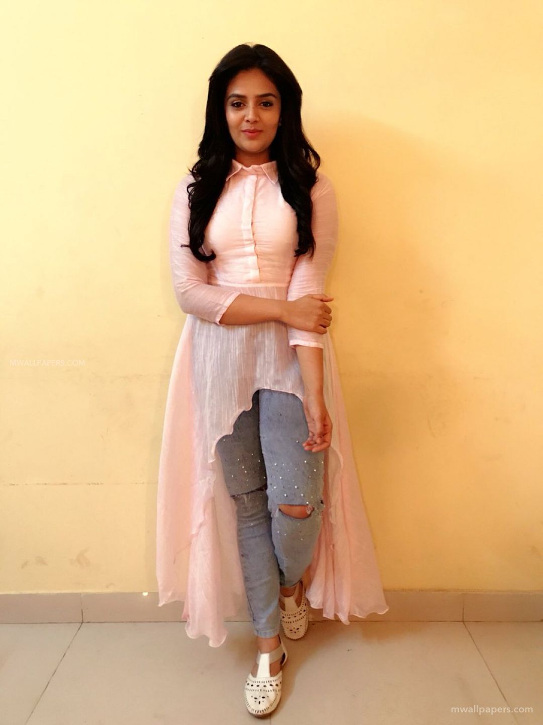 Sreemukhi Hot Photos In White Top Tight Jeans Hd Wallpapers - Sreemukhi In Jeans - HD Wallpaper 