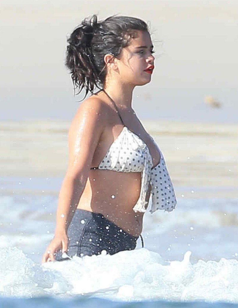 Selena Gomez In Bikini Top And Tight Shorts At A Beach - Selena Gomez 2020 Fat - HD Wallpaper 