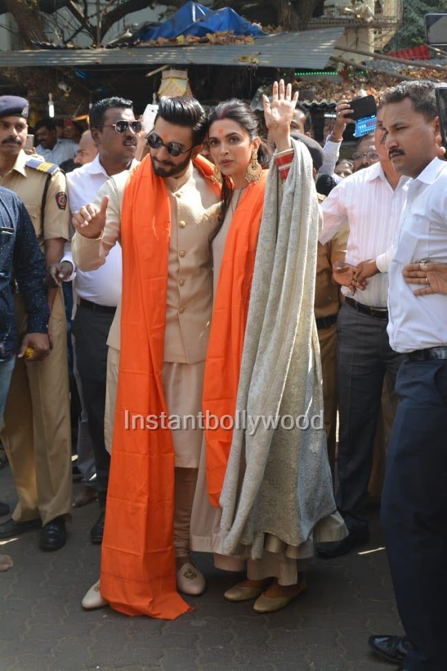 Deepika Ranveer Spotted At Siddhivinayak - Deepika And Ranveer At Siddhivinayak Temple - HD Wallpaper 