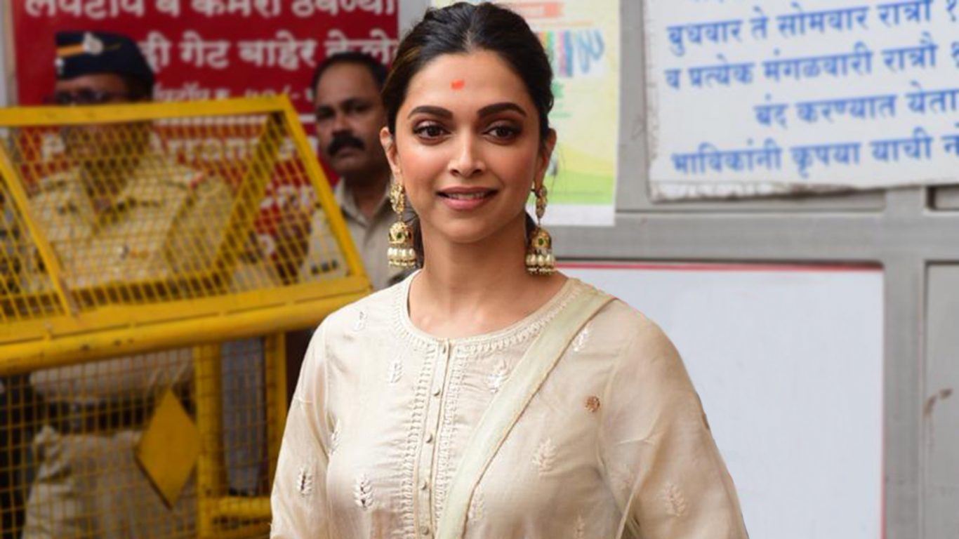 Deepika Padukone At Siddhivinayak Temple - HD Wallpaper 
