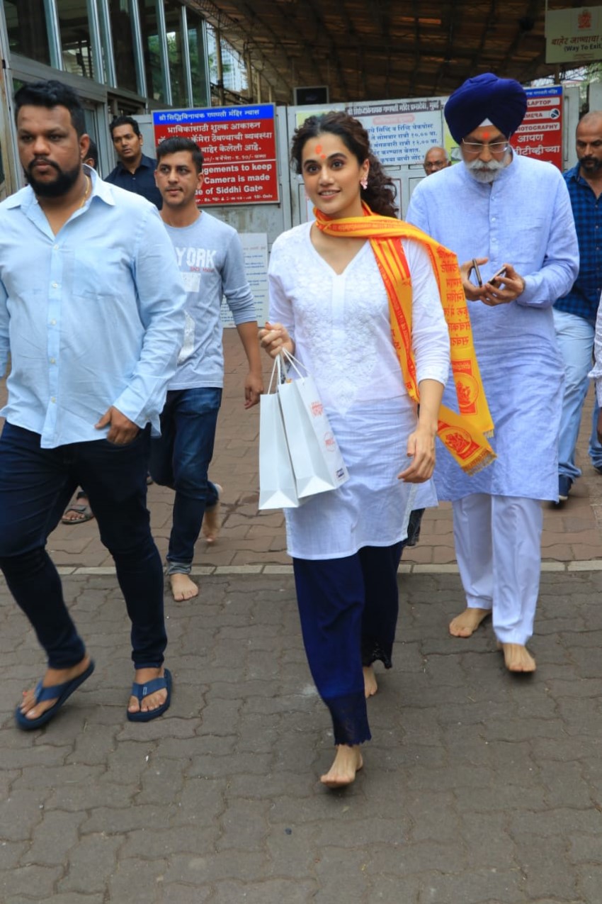 Taapsee Pannu With Her Parents Snapped At Siddhivinayak - Walking - HD Wallpaper 