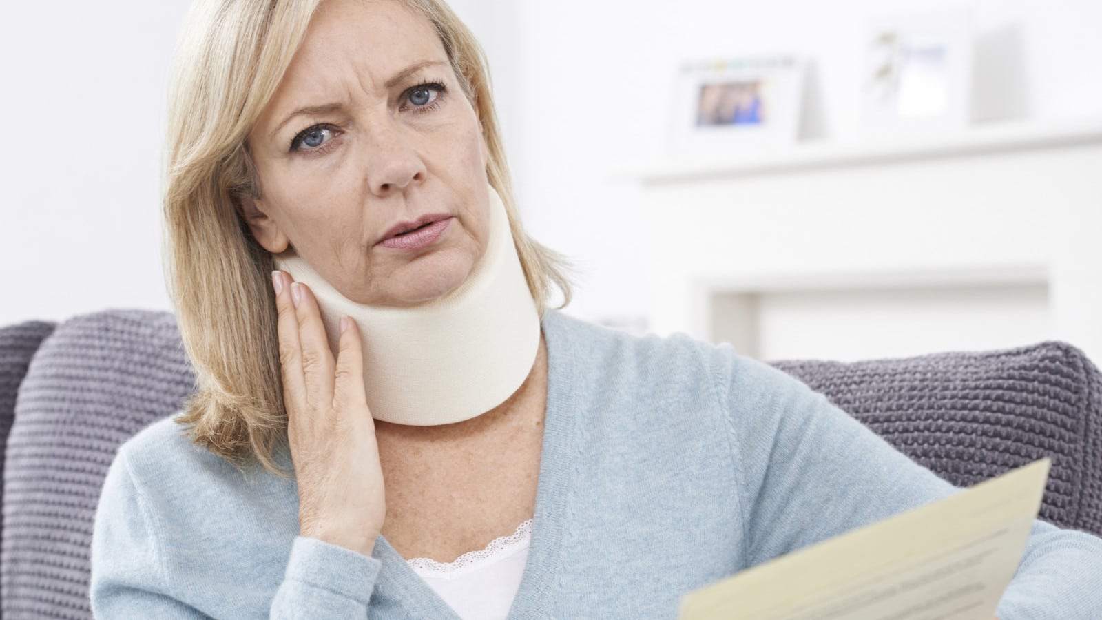 Mature Woman Wearing Neck Brace Stock Photo - Injury - HD Wallpaper 