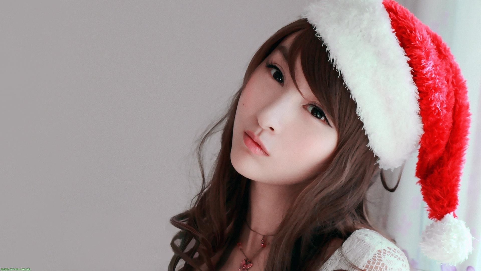 Brunette Girl Wearing A Christmas Hat Wallpaper - Girl Wearing Long Santa Hat - HD Wallpaper 