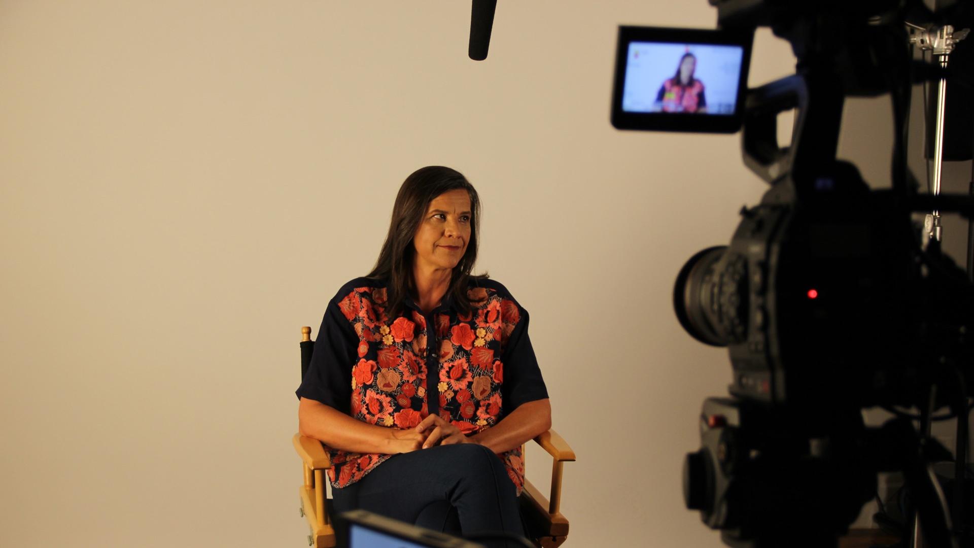 Sitting - HD Wallpaper 