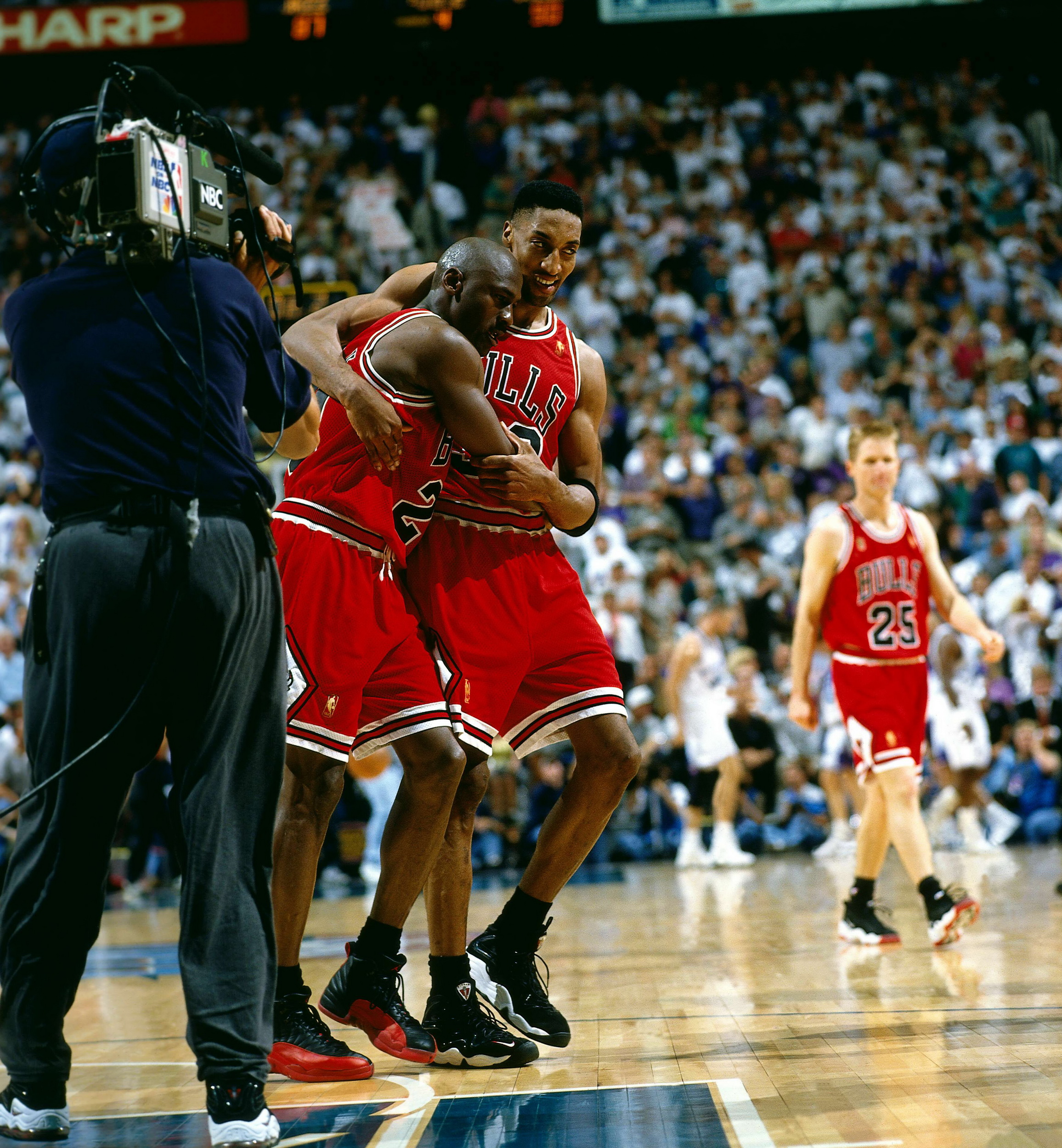 Michael Jordan Wearing Jordan 12 Flu Game - HD Wallpaper 