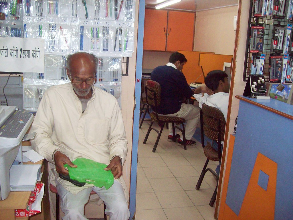 Sitting - HD Wallpaper 