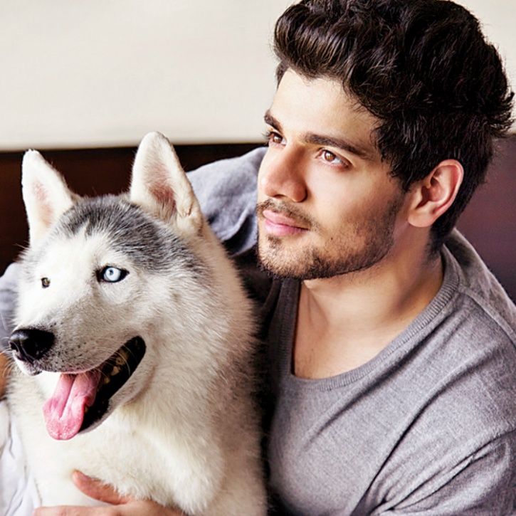 Sooraj Pancholi Hot Unseen Pictures Photos With Dog - Cute Pics Of Sooraj Pancholi - HD Wallpaper 