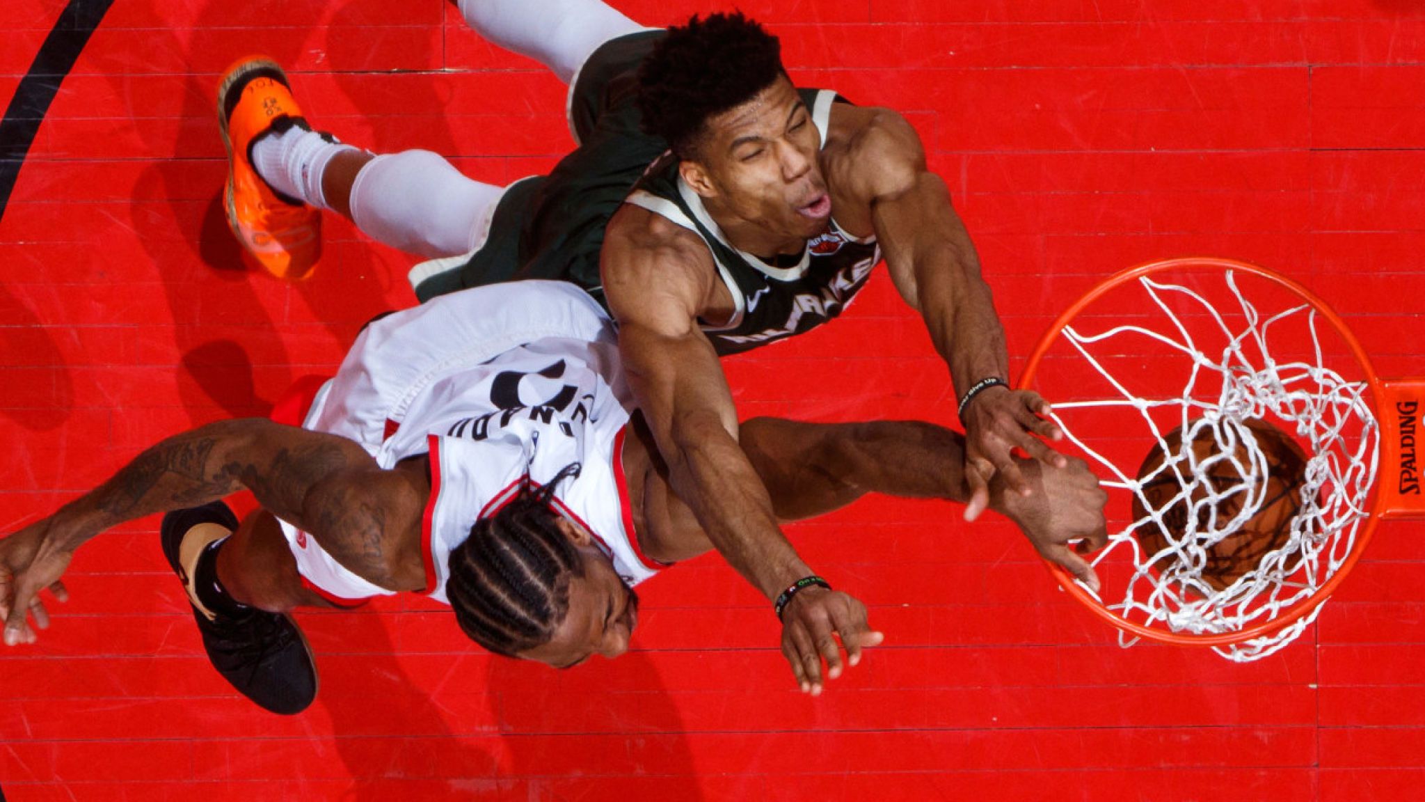 Kawhi Leonard Beats Giannis Antetokounmpo To Hammer - Kawhi Dunks On Giannis - HD Wallpaper 