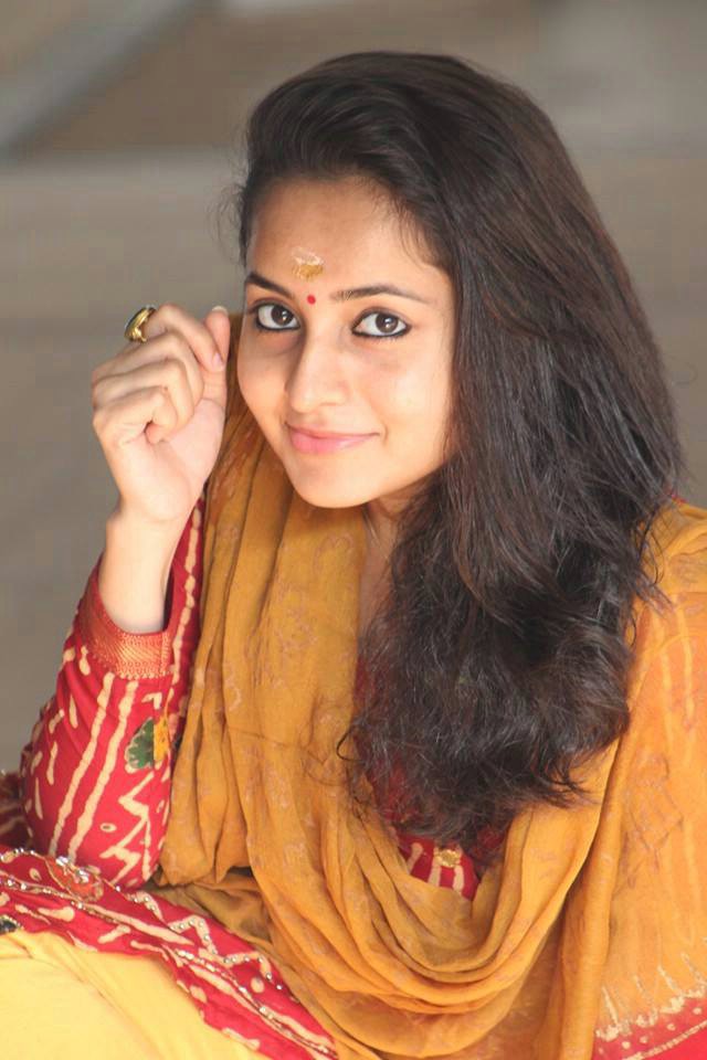 Bhama Wallpapers - Kerala Actress Pics Hd - HD Wallpaper 