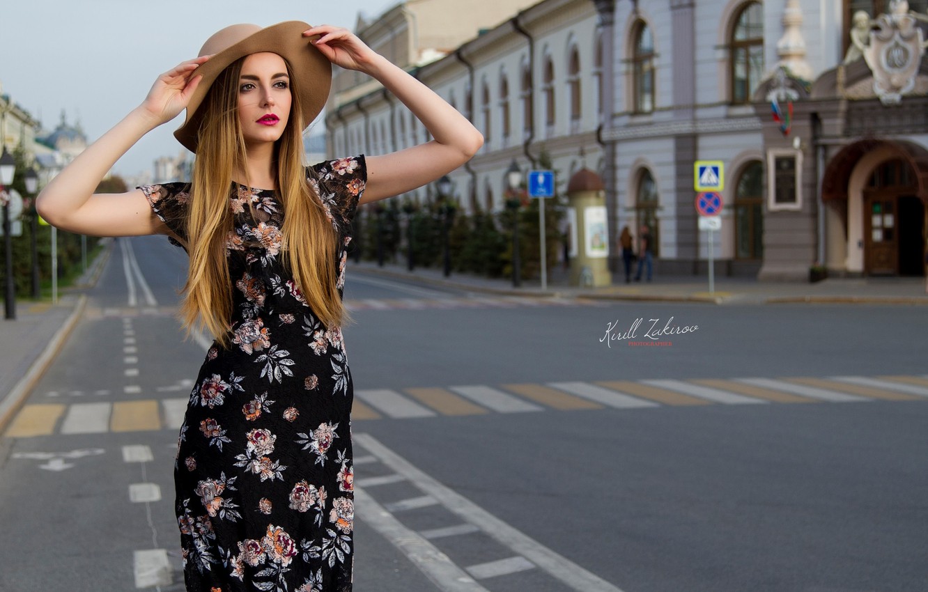 Photo Wallpaper The City, Pose, Street, Model, Hat, - Girl - HD Wallpaper 