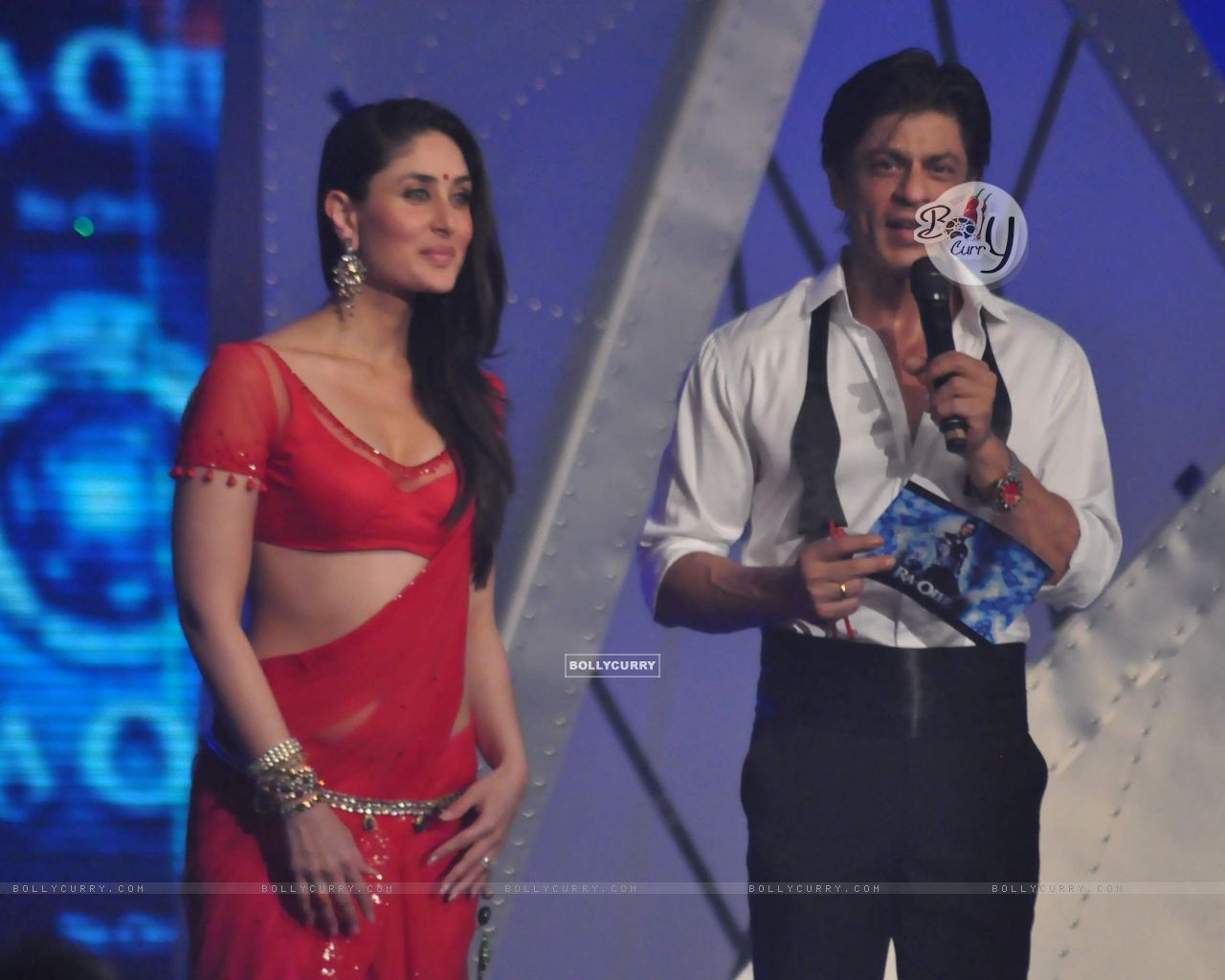 Shah Rukh Khan And Kareena Kapoor On The Ra - Singing - HD Wallpaper 