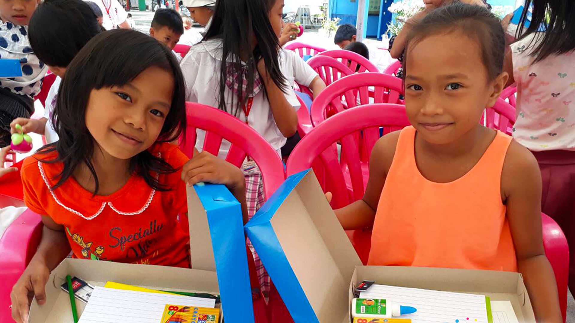 Gift Giving To Children Filipino - HD Wallpaper 