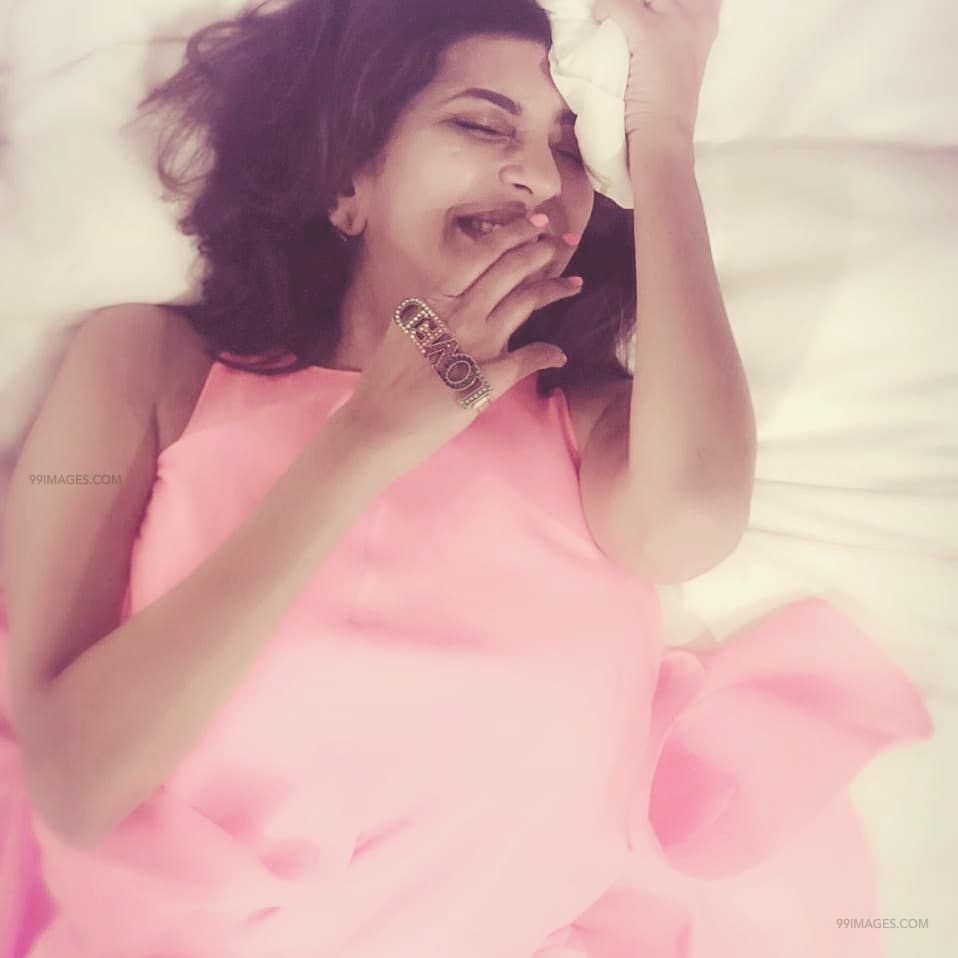 Lakshmi Manchu Hot Hd Photos & Wallpapers For Mobile - HD Wallpaper 