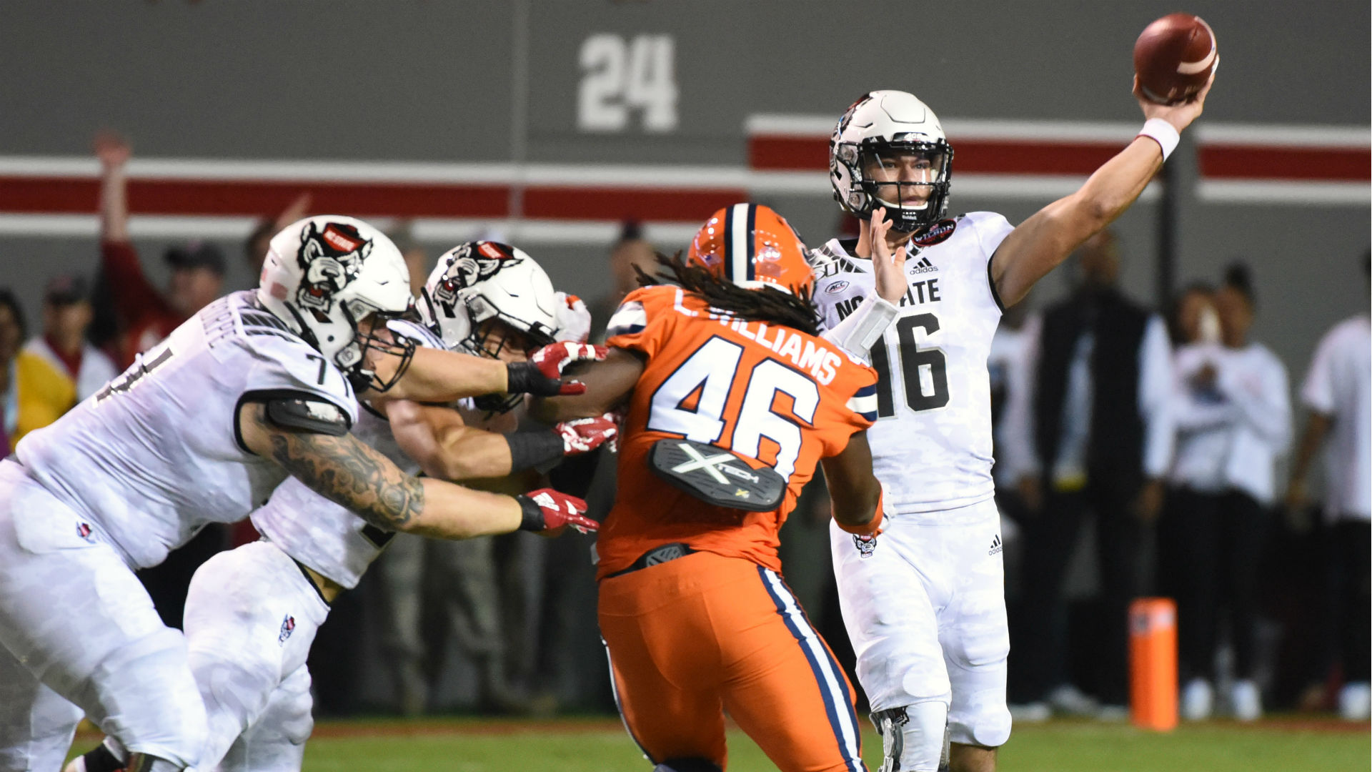 Usatsi Nc State Throwing1 - Sprint Football - HD Wallpaper 