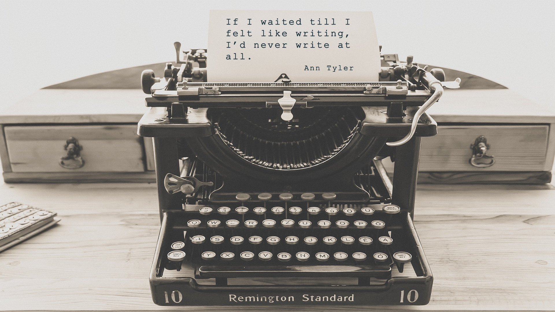 Writing machine. Remington Typewriter Standart 10. Рабочий стол writer. Ахматова пишущая машинка. Писательство ноут пишущая машинка тетрадь.