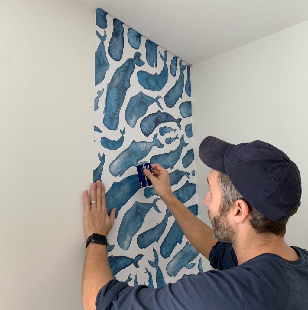 Smoothing Removable Wallpaper With Credit Card - Wall - HD Wallpaper 