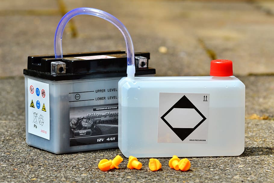 Battery, Motorcycle Battery, Battery Acid, Scooter - Charge A Moto Battery - HD Wallpaper 