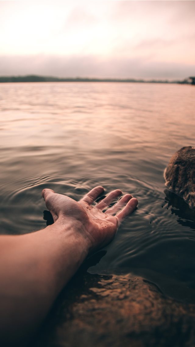 Feeling The Water Iphone Wallpaper - No Longer Force Things What Flows Flows Book - HD Wallpaper 