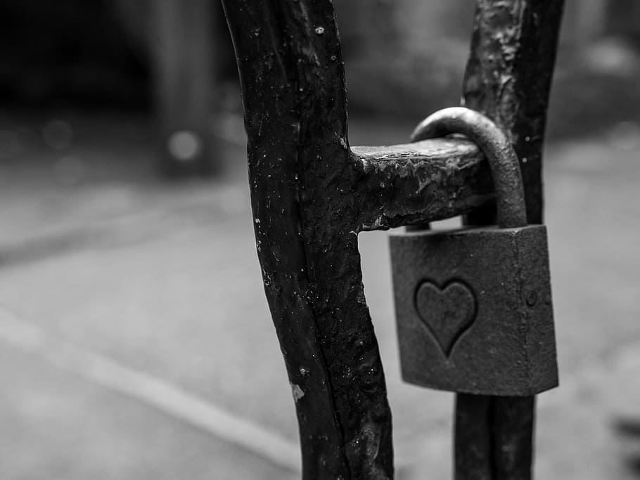 Padlock, Heart, Love, Promise, Scotland, Feeling, Romance, - Black And White Promise - HD Wallpaper 