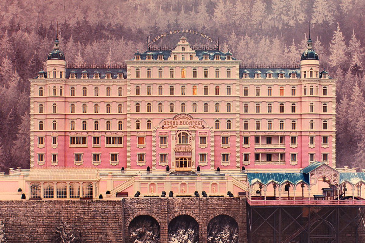 Wes Anderson Wallpaper - Grand Budapest Hotel Shot - HD Wallpaper 