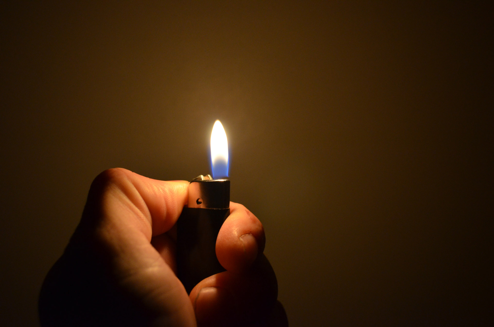 Lighter Hd Wallpapers, Desktop Wallpaper - Flame Lighter In Hand - HD Wallpaper 