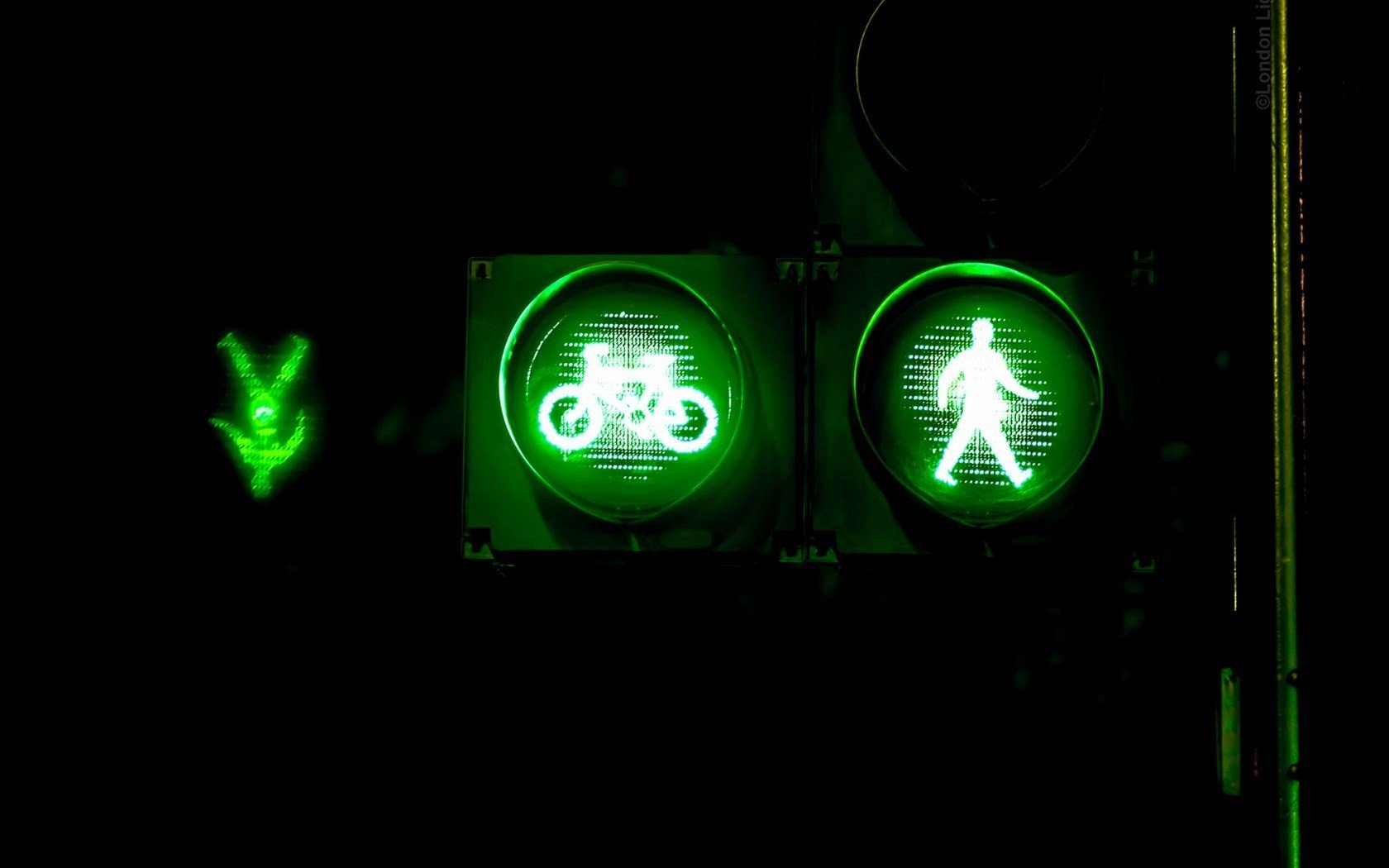 Green Trafic Light At Night - HD Wallpaper 