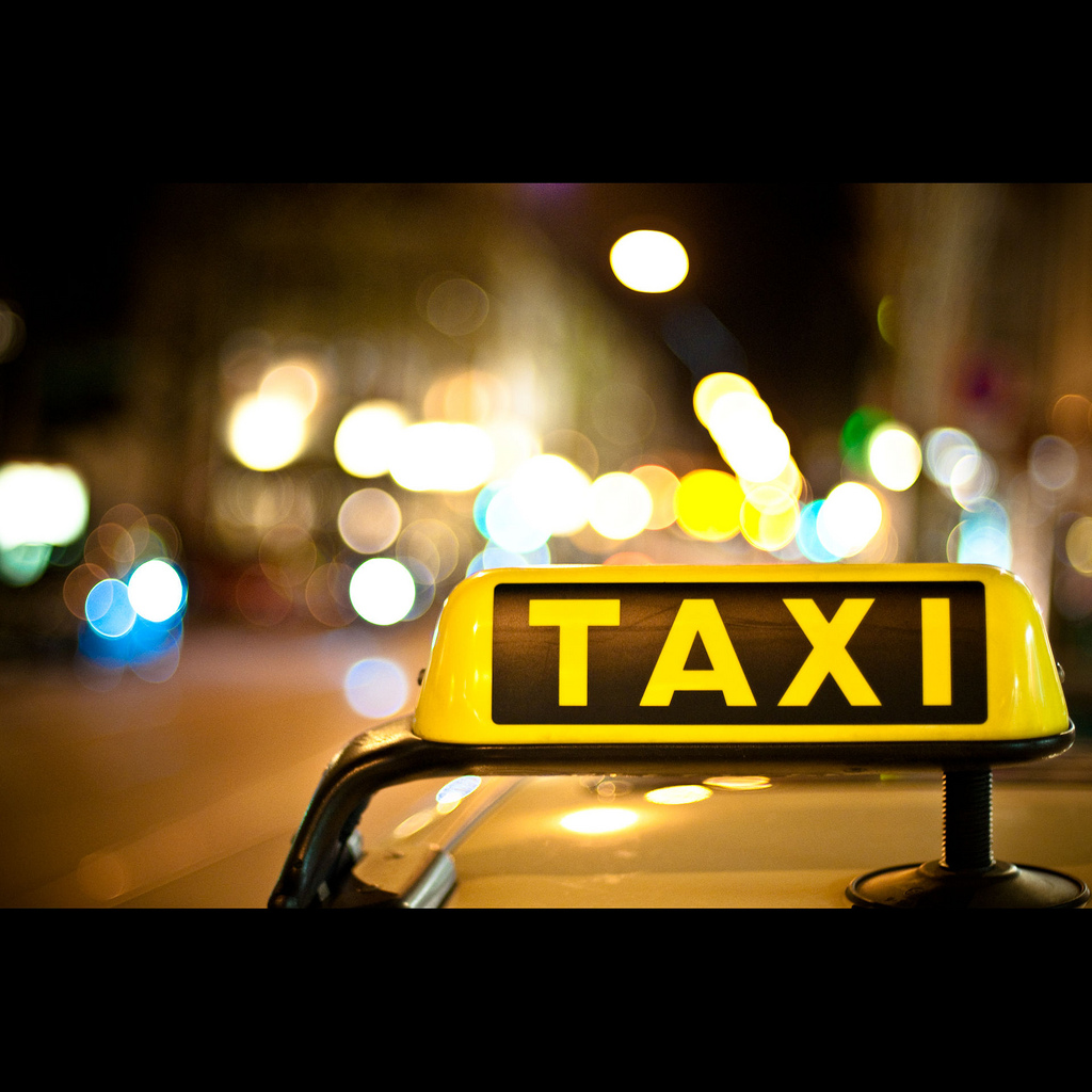 Taxi Ipad Wallpaper - Taxi Foto Night - HD Wallpaper 