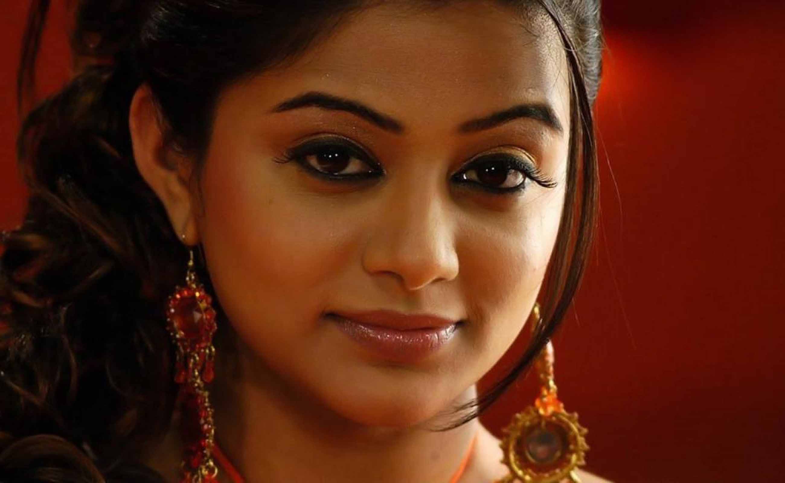 Actress Priyamani Close Up Face Best Hd Pics For Desktop - Priyamani Cute Hd Wallpapers Priyamani Photos Looks - HD Wallpaper 